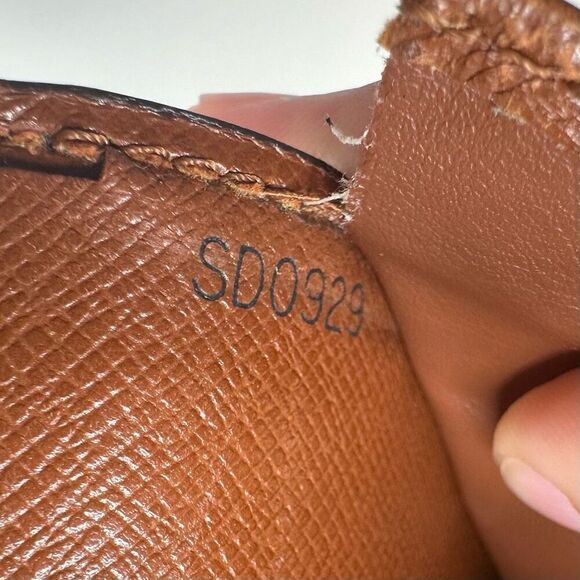 Louis Vuitton Monogram Elise Wallet - Picture 12 of 16